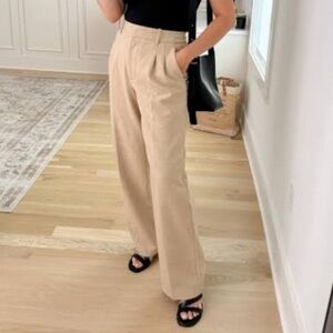 Wilfred Aritzia The Effortless Pant Crepette
High waisted wide leg trousers Sz 2